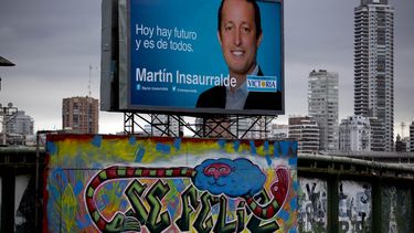americateve | Una publicidad de campa&ntilde;a de Mart&iacute;n Insaurralde, candidato oficialista a diputado por la provincia de Buenos Aires, asoma sobre un puente en Buenos Aires, el mi&eacute;rcoles 23 de octubre de 2013. La presidenta Cristina Fern&aacute;ndez afr