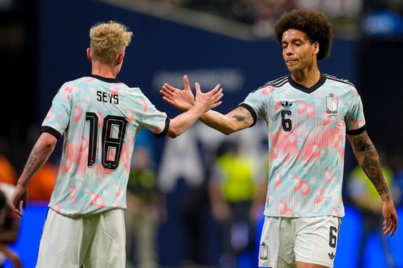 Joaquín Seys, de Bélgica, festeja con su compañero Axel Witsel, tras el triunfo ante Estados Unidos en un partido de fogueo disputado el sábado 28 de marzo de 2026 en Atlanta (AP Foto/Mike Stewart)
