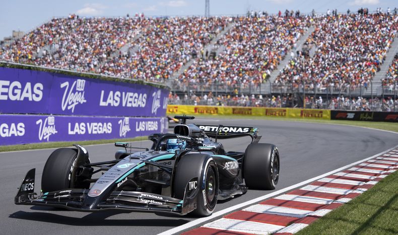 El piloto británico George Russell, de Mercedes, conduce su auto en la carrera del Gran Premio de Canadá de la Fórmula Uno el domingo 15 de junio del 2025. (Christinne Muschi/The Canadian Press via AP)