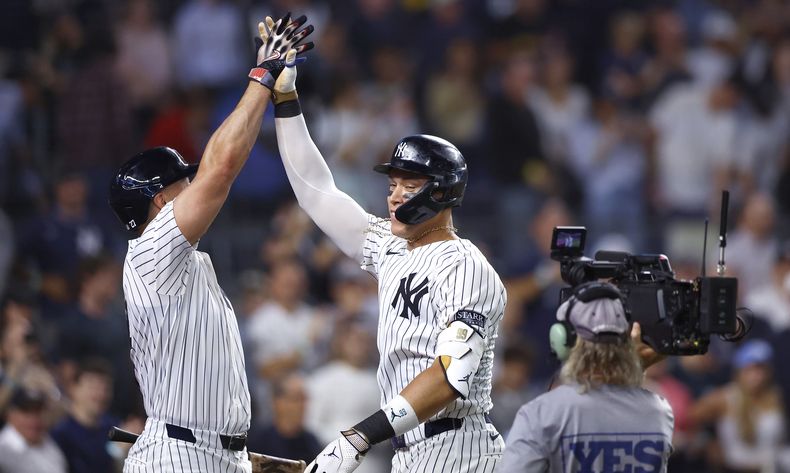 Aaron Judge, centro, de los Yankees de Nueva York, celebra con Giancarlo Stanton, a la izquierda, después de conectar un jonrón contra los Orioles de Baltimore durante la séptima entrada, el jueves 26 de septiembre de 2024, en Nueva York. (AP Foto/Noah K. Murray)