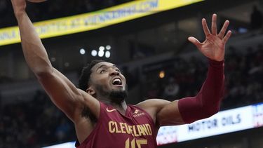 Cavs se defienden y superan por 103-102 a los Bulls
