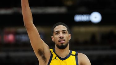 Tyrese Haliburton festeja un triple de los Pacers de indiana ante los Bulls de Chicago, en el partido del jueves 28 de diciembre de 2023 (AP Foto/Erin Hooley)