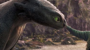 Esta imagen publicada por Universal Pictures muestra a Mason Thames en una escena de How to Train Your Dragon. (Universal Pictures via AP)