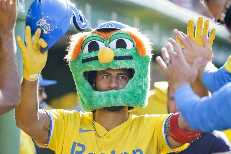 Abraham Toro de los Medias Rojas de Boston celebra con la máscara del Monstruo Verde su jonrón de dos carreras en la cuarta entrada ante los Astros de Houston el sábado 2 de agosto del 2025. (AP Foto/Greg M. Cooper)
