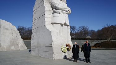 Trump conmemora día de Luther King con visita a monumento