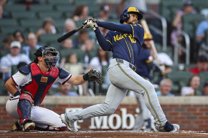 Blake Perkins, de los Cerveceros de Milwaukee, conecta un doble en el juego ante los Bravos de Atlanta, el miércoles 6 dfe agosto de 2025 (AP Foto/Colin Hubbard)