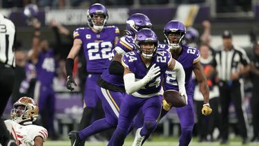 El safety Camryn Bynum (24), de los Vikings de Minnesota, celebra después de interceptar un pase durante la segunda mitad del juego de la NFL en contra de los 49ers de San Francisco, el lunes 23 de octubre de 2023, en Minneapolis. (AP Foto/Abbie Parr)