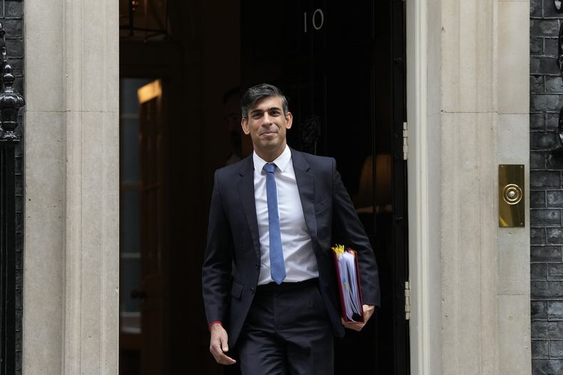 El primer ministro británico Rishi Sunak se dirige a una sesión semanal de preguntas en la cámara baja, en Londres, el miércoles 22 de noviembre de 2023. (AP Foto/Frank Augstein)