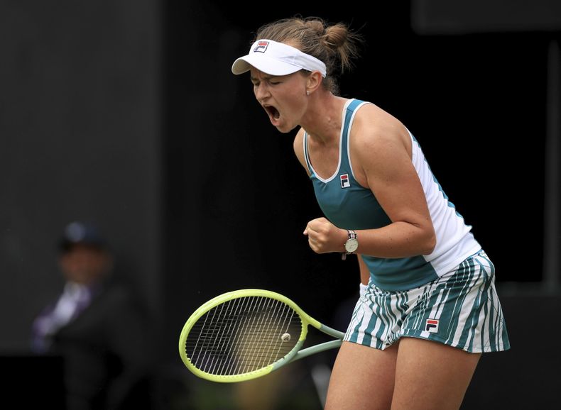 La checa Barbora Krejcikova celebra tras ganar las semifinales del Abierto de Birmingham ante la china Zhu Lin el sábado 24 de junio del 2023. (Bradley Collyer/PA via AP)