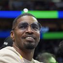 ARCHIVO - El actor Jamie Foxx sonríe durante un partido de la NBA entre los Wizards de Washington y los Mavericks, en Dallas, el sábado 27 de noviembre de 2021. (AP Foto/LM Otero, archivo)