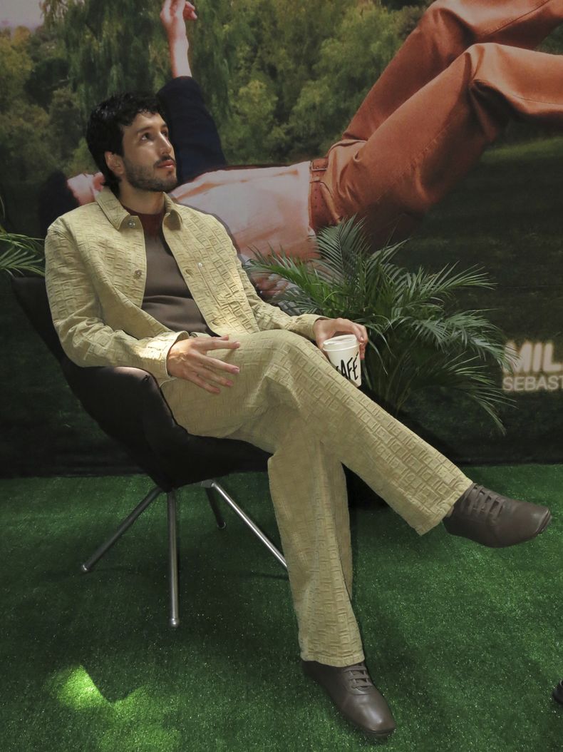 El cantante colombiano Sebastián Yatra posa para una foto durante una entrevista en la Ciudad de México, el jueves 8 de mayo de 2025. (AP Foto/Berenice Bautista)