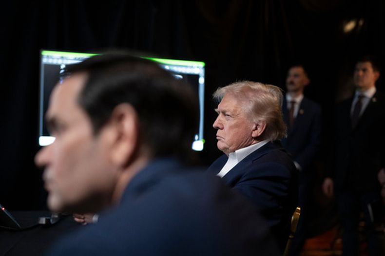 En esta foto publicada por la Casa Blanca, el presidente Donald Trump observa las operaciones militares estadounidenses en Venezuela, junto con el secretario de Estado, Marco Rubio, en Mar-a-Lago, en Palm Beach, Florida, el sábado 3 de enero de 2026. (Molly Riley/La Casa Blanca vía AP)