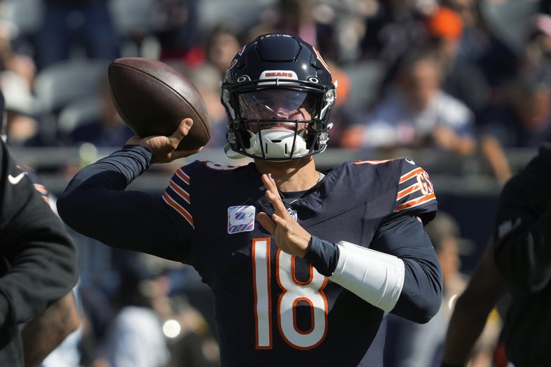 Caleb Williams, quarterback de los Bears de Chicago, calienta el brazo previo al partido de la NFL en contra de los Panthers de Carolina, el domingo 6 de octubre de 2024, en Chicago. (AP Foto/Nam Y. Huh)