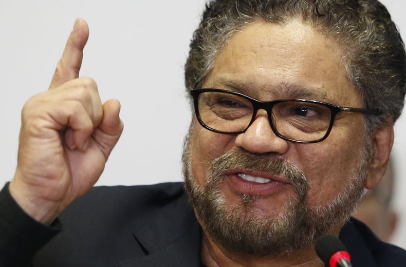 ARCHIVO - Luciano Marín, también conocido con el alias de Iván Márquez, exlíder de las Fuerzas Armadas Revolucionarias de Colombia, FARC, habla con los medios durante una conferencia de prensa en Bogotá, Colombia, el 10 de abril de 2018. Márquez, quien según algunas versiones había muerto, reapareció en un video el sábado 11 de mayo de 2024, apoyando el proceso constituyente propuesto por el presidente de Colombia. (Foto AP/Fernando Vergara, Archivo)