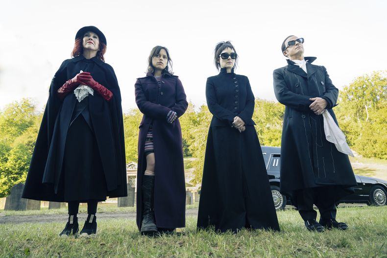 Esta imagen proporcionada por Warner Bros. Pictures muestra a Catherine OHara, de izquierda a derecha, Jenna Ortega, Winona Ryder y Justin Theroux en una escena de Beetlejuice Beetlejuice. (Parisa Taghizadeh/Warner Bros. Pictures via AP)