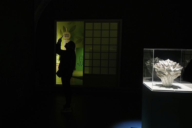 Un visitante toma una foto durante la inauguración de la exposición Japón: Del mito al manga, en el Museo Franz Mayer, en la Ciudad de México, el jueves 7 de agosto de 2025. (Foto AP/Fernando Llano)