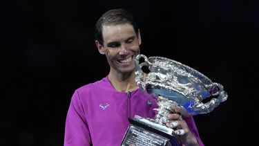 ARCHIVO - Foto del 31 de enero del 2022, el español Rafael Nadal sostiene el trofeo tras vencer en la final del Abierto de Australia al ruso Daniil Medvedev. (AP Foto/Simon Baker, Archivo)