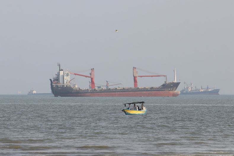 Una embarcación pequeña navega por el estrecho de Ormuz, con buques comerciales anclados de fondo, frente a la costa de Bandar Abbas, Irán, el 13 de octubre de 2026. (Razieh Poudat/ISNA via AP)