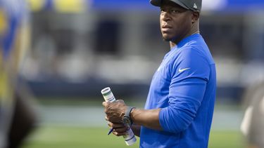 ARCHIVO - El coordinador defensivo de los Rams de Los Ángeles, Raheem Morris, observa a los jugadores prepararse para un partido de fútbol americano de la NFL contra los Cardinals de Arizona el 3 de octubre de 2021, en Inglewood, California. Los Falcons de Atlanta contrataron a Morris como su entrenador en jefe después de una búsqueda exhaustiva que incluyó al seis veces ganador del Super Bowl, Bill Belichick, dijo a The Associated Press el jueves 25 de enero de 2024 una fuente cercana a la decisión. (AP Foto/Kyusung Gong, Archivo)