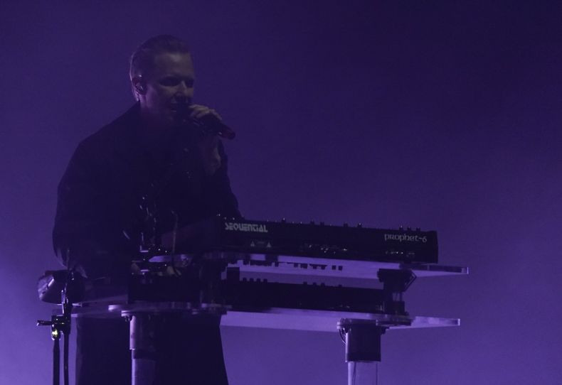 ARCHIVO - Tyrone Lindqvist de la banda Rüfüs Du Sol durante su presentación en el festival Corona Capital en la Ciudad de México el 21 de noviembre de 2021. (Foto AP/Eduardo Verdugo, archivo)