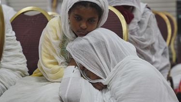Feligreses rezan durante un servicio en la iglesia Reese Adbarat Debre Selam Kidist Mariam, una iglesia ortodoxa etíope Tewahedo, en Washington, D.C., el sábado 5 de abril de 2025. (AP Foto/Jessie Wardarski)