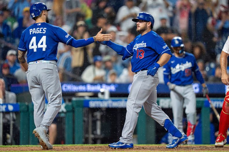 Max Muncy (derecha), de los Dodgers de Los Ángeles, celebra con el cubano Andy Pages tras conectar un jonrón en el juego ante los Filis de Filadelfia, el martes 21 de julio de 2026 (AP Foto/Chris Szagola)