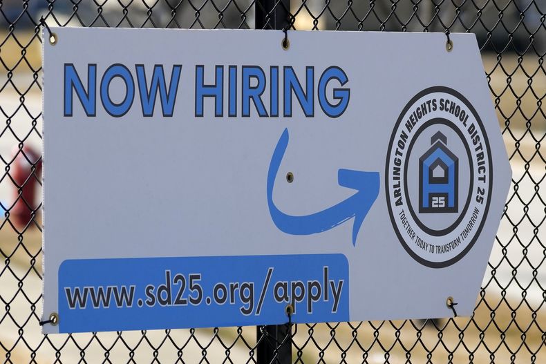 Un anuncio de empleo es exhibido en Arlington Heights, Illinois, el lunes 26 de febrero de 2024. (AP Foto/Nam Y. Huh)
