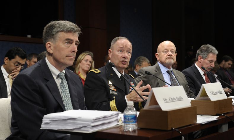 De izquierda a derecha, el subdirector de la Agencia de Seguridad Nacional Chris Inglis, el director de la NSA, general Keith Alexander, el director de Inteligencia Nacional James Clapper y el subsecretario de Justicia James Cole, testifican en el Capitol