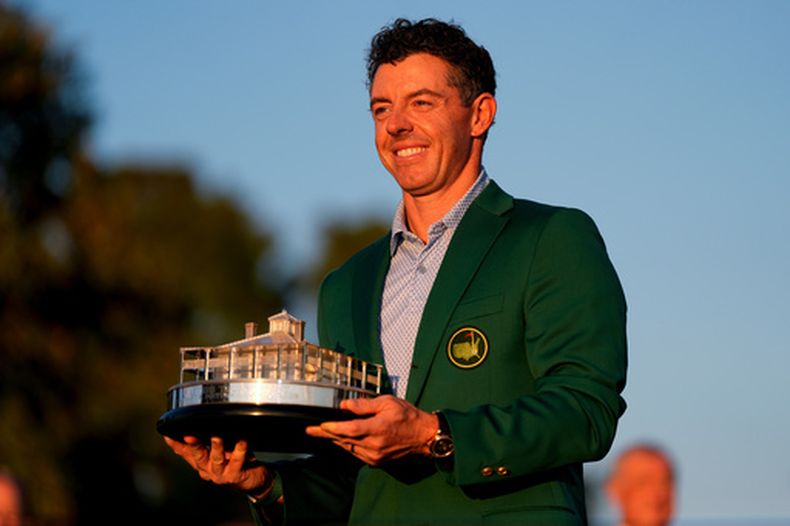 Rory McIlroy sostiene el trofeo de campeón del Masters, el domingo 12 de abril de 2026, en Augusta, Georgia. (AP Foto/Ashley Landis)
