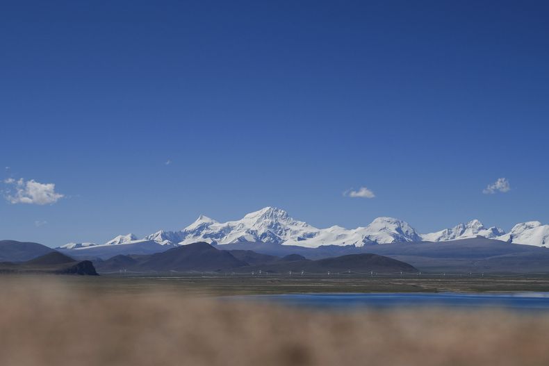 En esta imagen publicada por la agencia de noticias Xinhua, se ve el monte Shishapangma desde el lago Baiku Lake en Xigaze, en el suroeste de la Región Autónoma de Tíbet, China, el 2 de septiembre de 2023. (Chen Zepeng/Xinhua via AP)