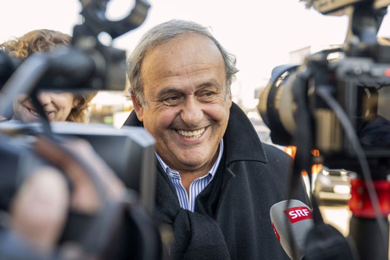 ARCHIVO - Foto del 3 de marzo del 2025, el expresidente de la UEFA Michel Platini sale de la corte especial de apelación en Muttenz, Suiza. (Urs Flueeler/Keystone via AP, Archivo)
