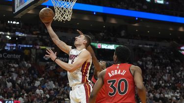 Nikola Jovic, del Heat de Miami, salta para encestar ante Ochai Agbaji, de los Raptors de Toronto, el viernes 12 de abril de 2024 (AP Foto/Marta Lavandier)