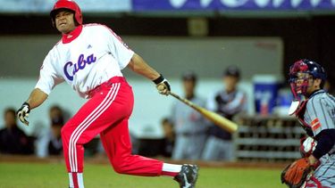 americateve | El gobierno cubano dio finalmente una vuelta de tuerca al tema de las deserciones  hacia Grandes Ligas y culpó a las leyes estadounidenses por impedir que los peloteros contratados representen a Cuba en eventos internacionales.