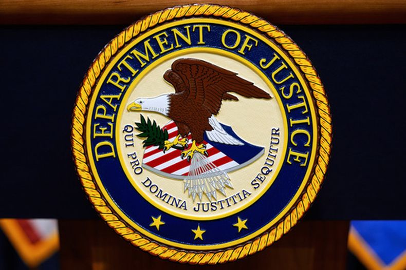 ARCHIVO – El logotipo del Departamento de Justicia de Estados Unidos en un podio antes de una conferencia de prensa, en la sede del organismo, en Washington, el 6 de mayo de 2025. (AP Foto/Julia Demaree Nikhinson, Archivo)