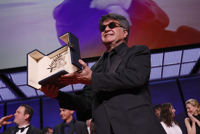 El director iraní Jafar Panahi, acepta la Palma de Oro por la película It Was Just an Accident en el 78º Festival Internacional de Cine, Cannes, sur de Francia, el 24 de mayo de 2025. (Foto de Joel C Ryan/Invision/AP)