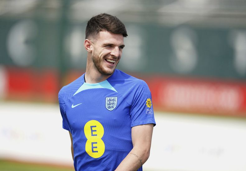 En foto del 18 de junio del 2023, el inglés Declan Rice en una sesión de práctica en el Trafford Training Center con la selección inglesa antes de enfrentar a Macedonia del Norte en el Grupo C de la eliminatoria a la Euro. El sábado 14 de julio del 2023, Rice firma con el Arsenal tras estar nueve años con el West Ham. (Martin Rickett/PA via AP)