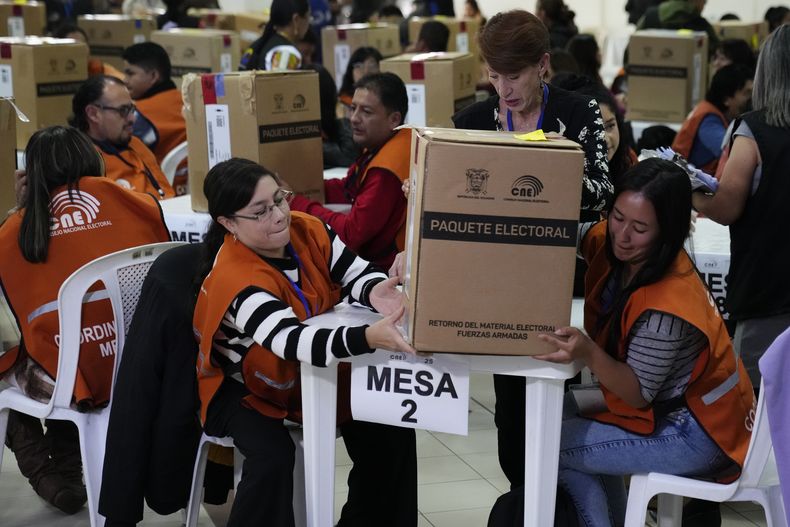 Trabajadores electorales cuentan papeletas en un centro electoral en Quito, Ecuador, tras los comicios, el lunes 10 de febrero de 2025. (AP Foto/Dolores Ochoa)
