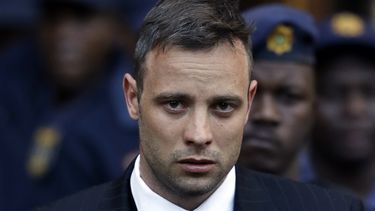 En esta imagen de archivo, el corredor olímpico Oscar Pistorius sale del Tribunal Supremo en Pretoria, Sudáfrica, el 15 de junio de 2016, tras una vista de sentencia. (AP Foto/Themba Hadebe, archivo)