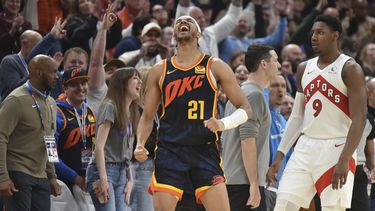 El base de los Raptors de Toronto RJ Barrett observa al base del Thunder de Oklahoma City Aaron Wiggins celebrando la victoria en doble tiempo extra en el encuentro del domingo 4 de febrero del 2024. (AP Foto/Kyle Phillips)