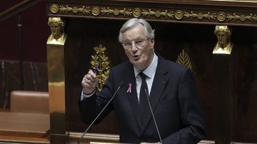 El primer ministro francés, Michel Barnier, pronuncia un discurso en la Asamblea Nacional, en París, el martes 1 de octubre de 2024. (AP Foto/Thibault Camus)