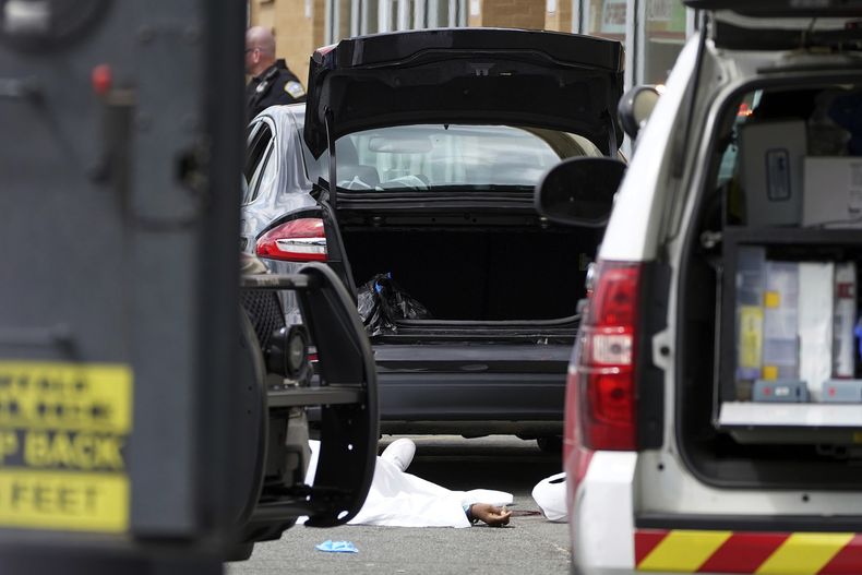 ARCHIVO - Un cadáver cubierto en el estacionamiento de un supermercado donde varias personas murieron al ser baleadas, el 14 de mayo de 2022, en Buffalo, Nueva York. (Mark Mulville/The Buffalo News via AP, Archivo)