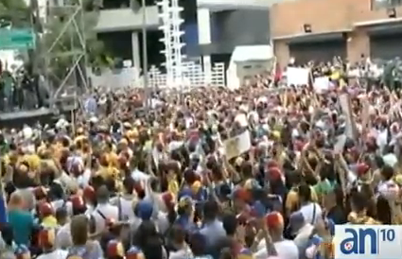 Aunque el presidente Nicolás Maduro instaló un diálogo de paz para intentar solventar la crisis en Venezuela, los estudiantes fueron  hoy fuertemente arremetidos por la guardia nacional.