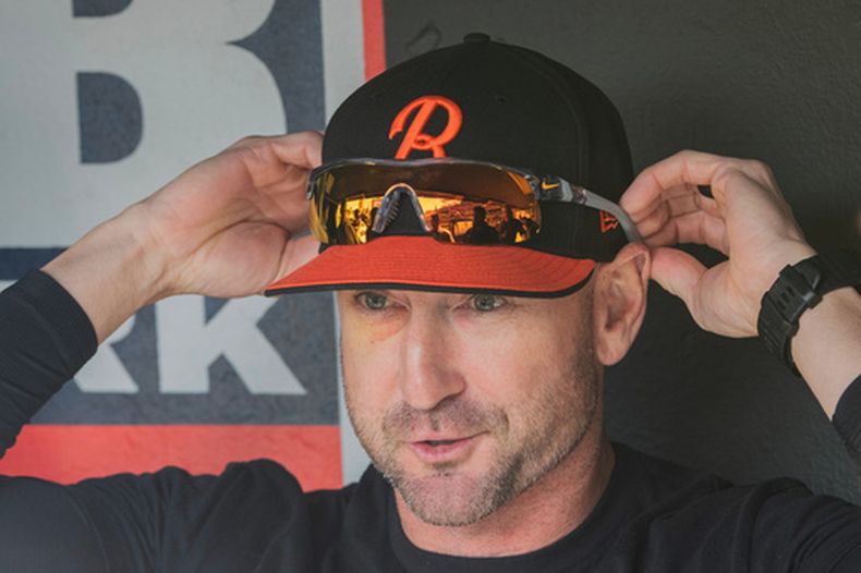 El manager de los Orioles de Baltimore, Craig Albernaz, habla con los reporteros antes de un partido de béisbol contra los Guardianes de Cleveland, el viernes 17 de abril de 2026, en Cleveland. (Foto AP/Phil Long)