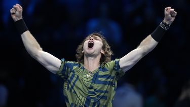 Rublev gana a Tsitsipas y va a semis en Finales de la ATP