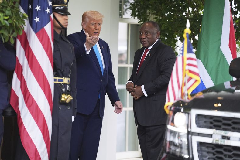El presidente estadounidense Donald Trump saluda a su homólogo sudafricano Cyril Ramaphosa en la Casa Blanca, en Washington el miércoles 21 de mayo de 2025. (AP Foto/Evan Vucci)