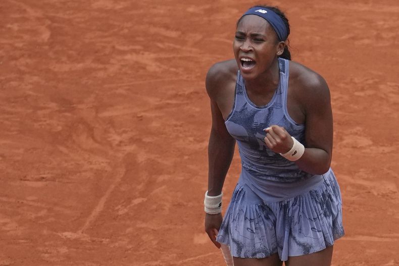 La estadounidense Coco Gauff celebra al vencer a la checa Marie Bouzkova en la tercera ronda del Abierto de Francia en Roland Garros el sábado 31 de mayo del 2025. (AP Foto/Christophe Ena)