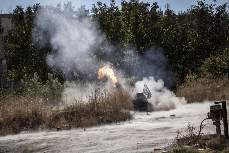 En esta foto del lunes,, 7 de octubre del 2013, se ve una pieza de artiller&iacute;a siendo disparada durante un ataque de los rebeldes sirios contra la base del ej&eacute;rcito en Wadi al-Dief, en el norte de Siria. (Foto AP)