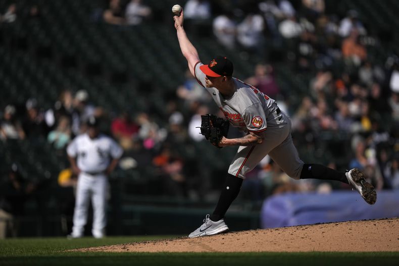 Kyle Bradish, abridor de los Orioles de Baltimore, lanza durante la séptima entrada del juego de béisbol en contra de los Medias Blancas de Chicago, el domingo 26 de mayo de 2024, en Chicago. (AP Foto/Charles Rex Arbogast)