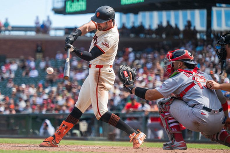 Bryce Eldridge, de los Gigantes de San Francisco, pega un sencillo remolcador ante los Cardenales de San Luis, el miércoles 9 de septiembre de 2026 (AP Foto/Nic Coury)