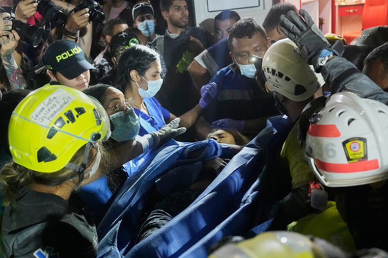 Equipos de rescate transportan a la sobreviviente Daniela Largo tras sacarla de los escombros, un día después que un sismo sacudiera Pereira, Colombia, el martes 11 de agosto de 2026. (Foto AP/Fernando Vergara)